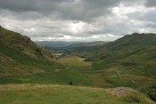 Pohled z průsmyku Hardknott Pass do údolí WEskdale. Lake District
