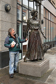 Pojď na zmrzlinu, Maru, pojď. Socha političky Countess Markievicz. Dublin (GB)
