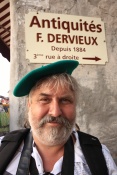 Typický bask na výletě v Provence. Arles (F)