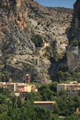 Moustiers Sainte Marie s kaplí Notre Dame de Beauvoir z 8.stol.