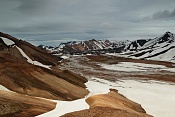 Masiv Suðurnámur  řeka  Námskvísl a  lávové pole Laugahraun v údolí Vondugil, masiv Norðurbarmur (890 m), sopka Bláhnúkur (943 m) , Landmannalugar