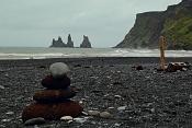 Skalní jehly Reynisdrangar a pláž Reynisfjara u vesnice Vík í Mýrdal