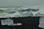 Ledovcové kry na černé pláži Atlantského oceánu