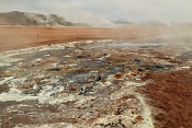 Solfatary a fumaroly v geotermální oblasti Námaskarð