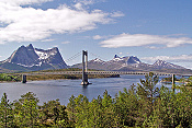 Most přes Elfjorden a hora Stortinden (847 m)