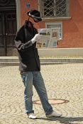 Vášnivý čtenář před radnicí v Lindau