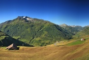 Údolí na Furkapass a masiv Schattmingen Firsten (2690 m). Švýcarsko