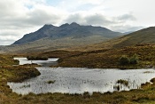 Jezero Loch nan Eilean a Red a Black Cuilllins, Skye, Skotsko