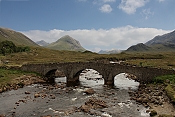 Sligachan Bridge přes Sligachan River a Black Cuillins Mountains