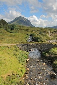 Sligachan. Řeka Allt Darraich a hora Marsco (736 m). Ostrov Skye. Vnitřní Hebridy