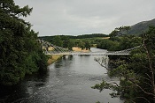 Visutá lávka Swing Bridge nad řekou Oich