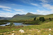 Jezero Lochan na h-Achlaise a hora Stob Ghabhar (1087 m) a Meall a´ Bhuiridh (1108 m)