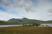 Jezero Lochan na h-Achlaise a hora Meall a´ Bhuiridh (1108 m)