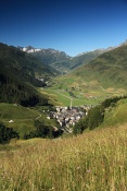 Andermatt, údolí na Furkapass a masiv Schattmingen Firsten (2690 m)