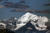 Vlevo Matterhorn (4478 m), Zinalthorn (4221 m), Weisshorn (4506 m), v popředí Brunegghorn (3833 m) a vpravo Pointe Burnaby (4135 m)