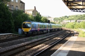 Motorový vlak Siemens Class 185 Pennine Desiro (*2006) na trati Leeds – Halifax. Dewsbury. (GB)
