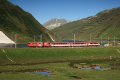 Elektrický úzkokolejný zubačkový vlak „Glacier Express“ Deh 4/4 I 52 (*1972) na trati Tujetch – Sedrun. Oberalppass. Švýcarsko