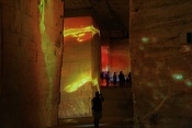 70 kamer promítá obrazy Vincenta van Gogha a Paula Gauguina v bývalém bauxitovém dole. Carrières de Lumières. Les Baux. Francie