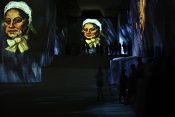 70 kamer promítá obrazy Vincenta van Gogha a Paula Gauguina v bývalém bauxitovém dole. Carrières de Lumières. Les Baux. Francie